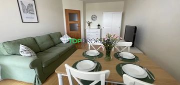 Dwa pokoje z oddzielną kuchnią, metro