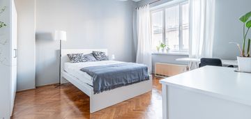 Studio z oddzielną kuchnią i balkonem *karmelicka*