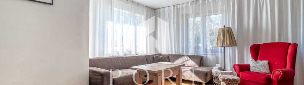 Dom na wzniesieniu z widokiem na okolicę.