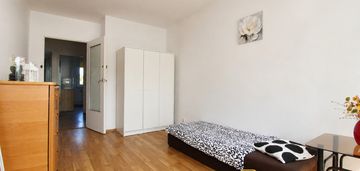 Duży pokój z balkonem i widokiem na zieleń