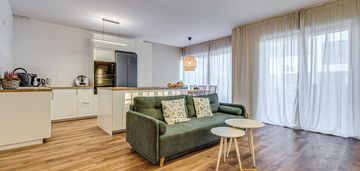 Nowoczesny dom z garażem w kameralnym osiedlu