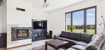 Sielski dom poza miastem z wygodnym dojazdem