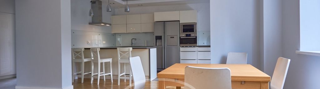 Duży dom jednorodzinny na zielonym oporowie