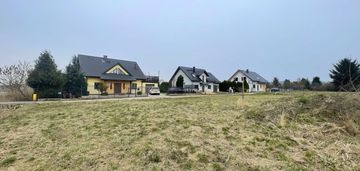 Płaska, ogrodzona działka z gotowymi przyłączami!