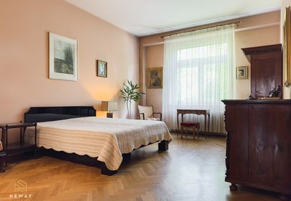 Apartament w modernistycznej kamienicy z balkonem
