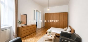 Możliwość podziału na 2 lub pod biuro