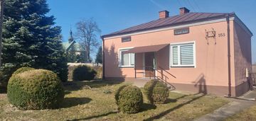 Ładnie położony do zamieszkania.