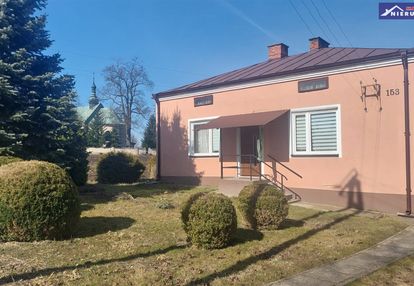 Ładnie położony do zamieszkania.