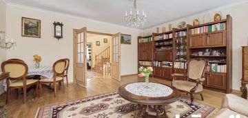 Duży, narożny dom w cichej okolicy