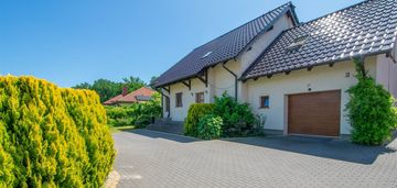 Urokliwy dom otoczony zielenią, skrzatusz!