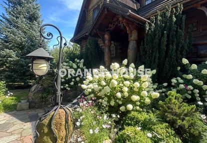 Drewniany dom w centrum tłuszcza