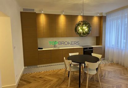 Salon z aneksem i sypialnia, garderoba