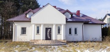 Przestronny i komfortowy dom w wierzbicy