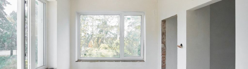 Dom wolnostojący w otoczeniu drzew. zakroczym.