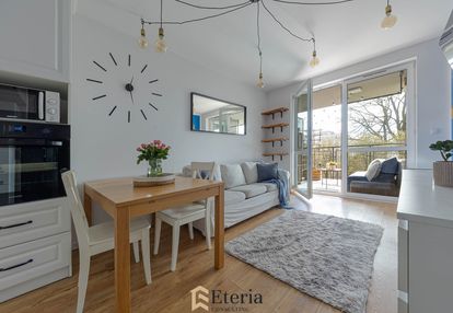 Światło, zieleń i spokój — duży balkon - garaż