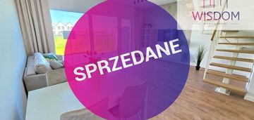 Wykończony z meblami dom w różnowie