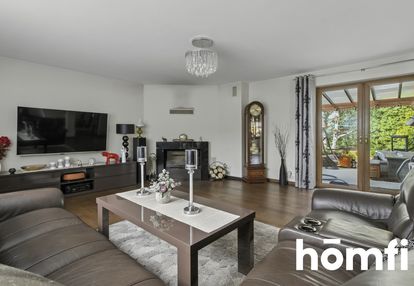 Wolnostojący dom z przestrzenią i wygodą