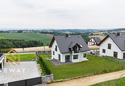 Dom w malowniczej okolicy z widokiem na góry