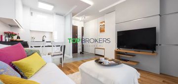 Salon z aneksem i sypialnia, garaż