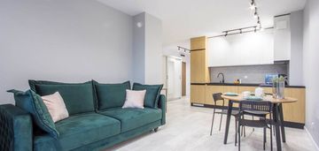 *kawalerka *apartamentowiec *m. postojowe*
