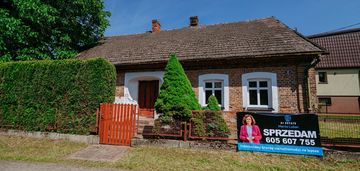 Wiejska chata w spokonym miejscu w porąbce