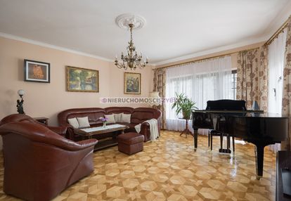 Duży rodzinny dom na włochach.