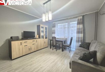 Kawalerka z balkonem na osiedlu sudeckim.