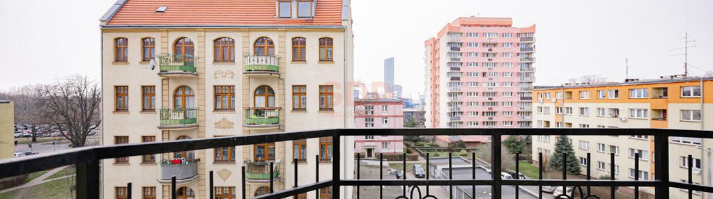 Piękna kamienica z balkonem