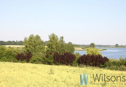 Działka nad jeziorem z linią brzegową