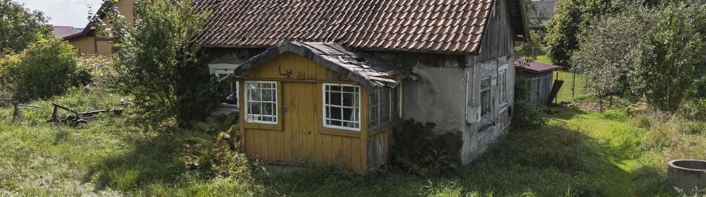 Stary dom drewaniny do rozbiórki w centrum jedwabna