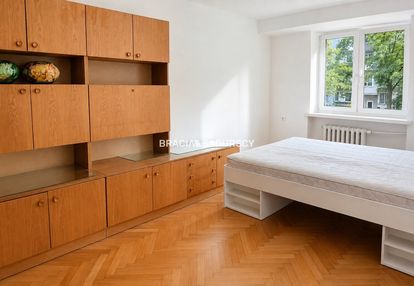 Dwa pokoje z osobną kuchnią.