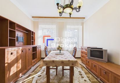 Osiedlowa uliczka przy skrzyżowaniu marszałków