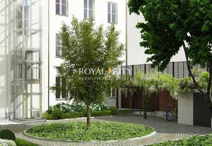 Wysokie 2 pokoje mieszkanie w pięknej kamienicy.