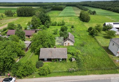 Duża działka z drewnianym domkiem i budynkiem gosp