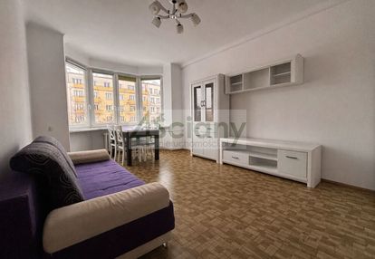 Jednopokojowe, słoneczne z oddzielną kuchnią.