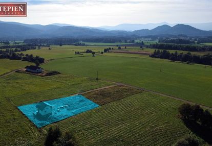 Mały domek z pieknym widokiem na panoramę gór.
