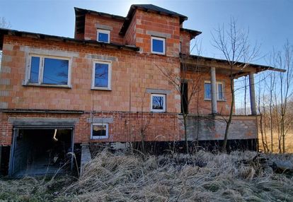 Dom z dużą działką w stanie surowym zamkniętym