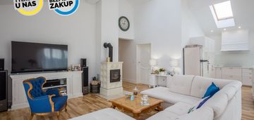 Piękny, parterowy dom w różynach.