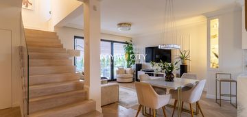 Dom w jakości premium zgorzała z ogrodem.