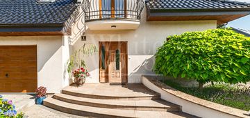 Komfortowy dom dla rodziny i budynek dla letników