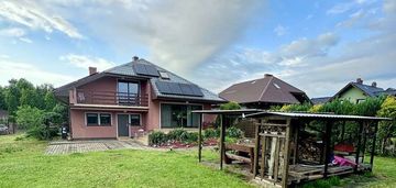 Funkcjonalny dom z kominkiem i dużym tarasem