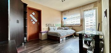 2 pokoje, balkon, ogrodzony teren.