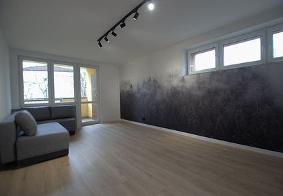 2 pokoje, widna kuchnia, duży balkon, i piętro