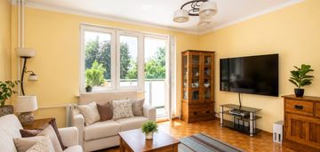 2 pokoje, balkon z ładnym  widokiem i piwnicą