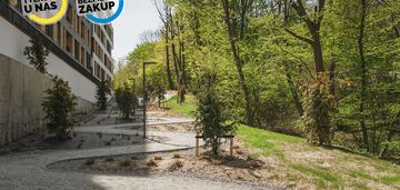 2 pokoje z miejscem w hali i komórką.