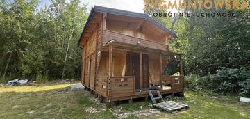 Drewniany domek z fotowoltaiką i magazynem energii