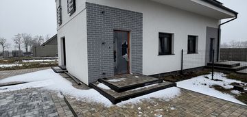 Kameralny dom z ogródkiem rostworowo