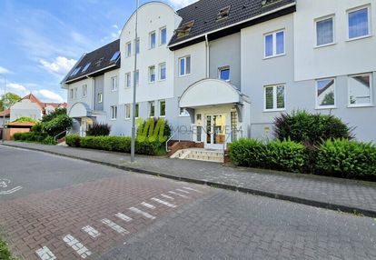 Dwustronne, zamykany garaż w hali, balkon