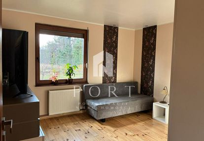 Dom szkieletowy w kamieniu blisko jezior i lasów.