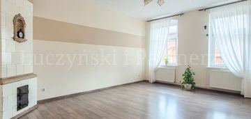 M4 w centrum kamiennej góry